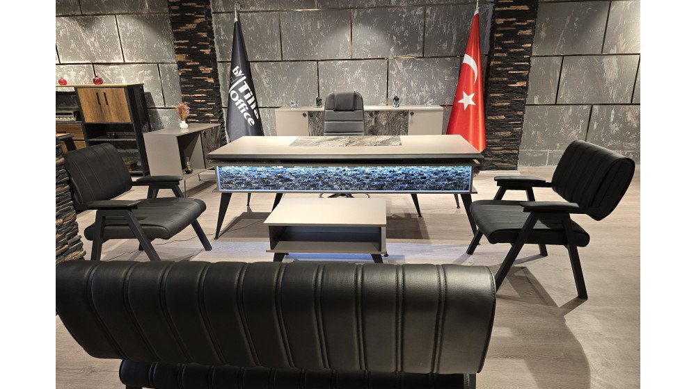 Granit lüks yönetici masa takımı, LED aydınlatmalı kristal dokulu ön paneli ve granit desenli tablası ile modern ofis ortamında Lazer bekleme grubu ile sergileniyor.